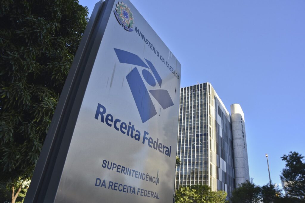 Receita cruza dados da EFD-Contribuições e DCTF e emite autuações bilionárias. Saiba como proteger sua empresa dessas divergências fiscais.