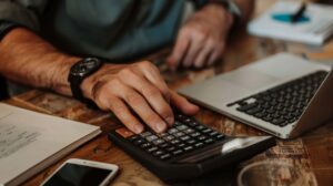 Margem do escritório contábil nasce na automação invisível. Veja como reduzir retrabalho e risco fiscal no DF.