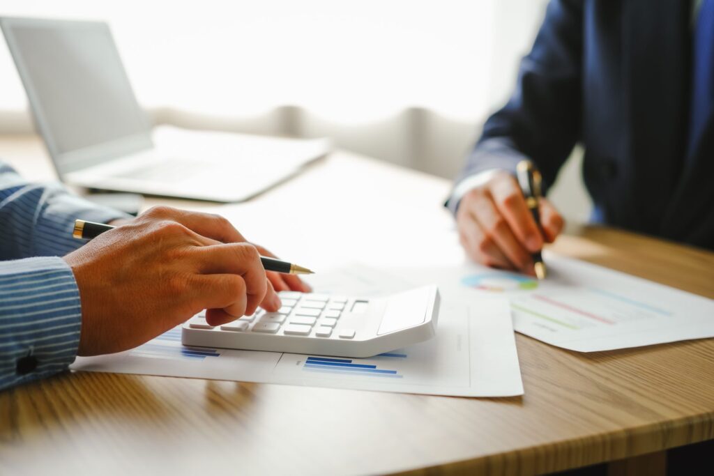 DCTFWeb, MIT e Reinf exigem dados confiáveis. Entenda como reduzir divergências na origem e fechar com mais segurança.